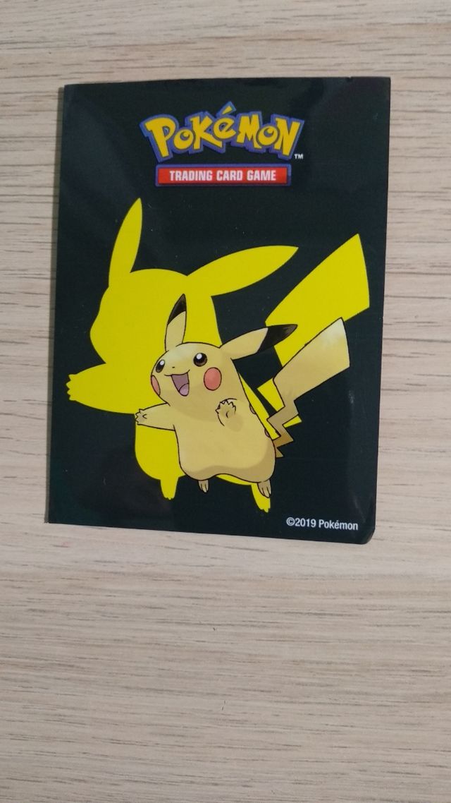 carta metálica no flexible Pikachu V con disfraz