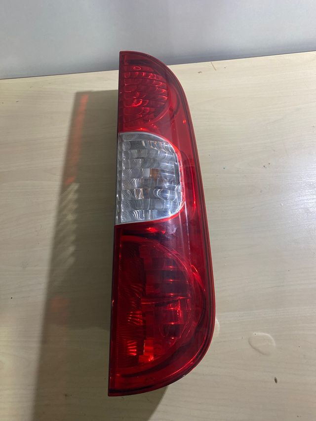 Piloto trastero Fiat Doblo 2009