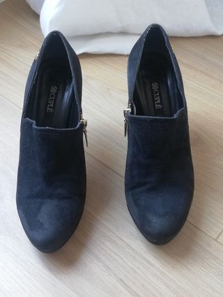 Botín de ante negro marca Cuplé