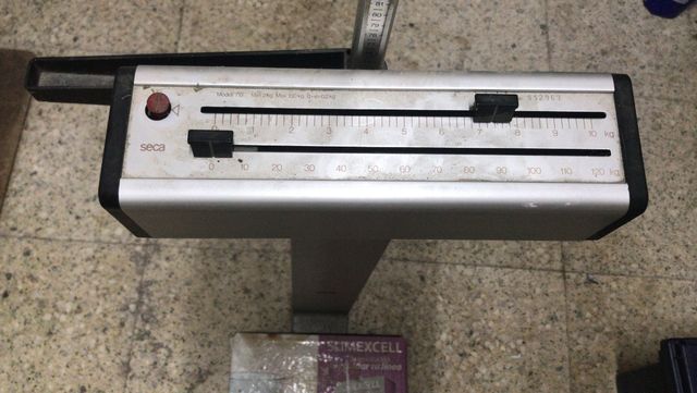 Antigua báscula farmacia