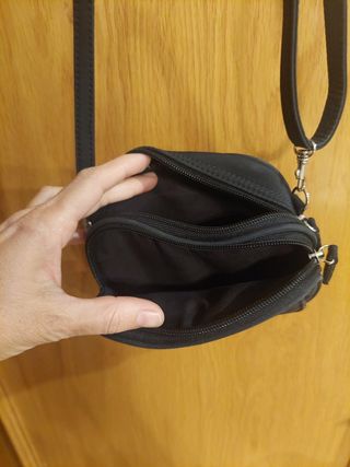 Bolso negro . pequeño y práctico 