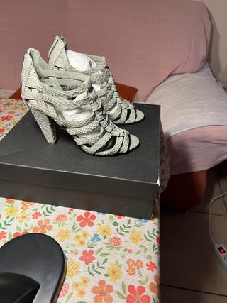Sandalias grises