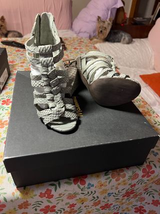 Sandalias grises