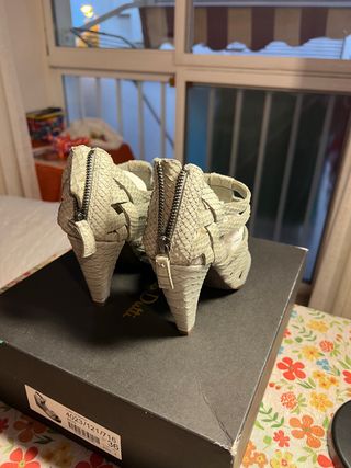 Sandalias grises