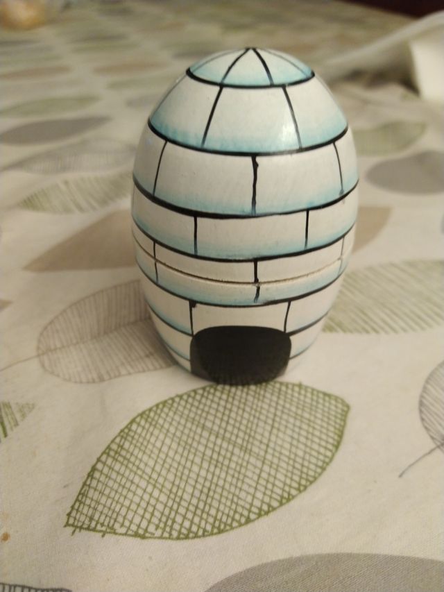 Iglú decorativo con 5 pingüinos