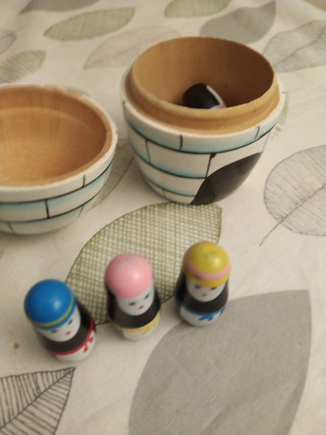 Iglú decorativo con 5 pingüinos