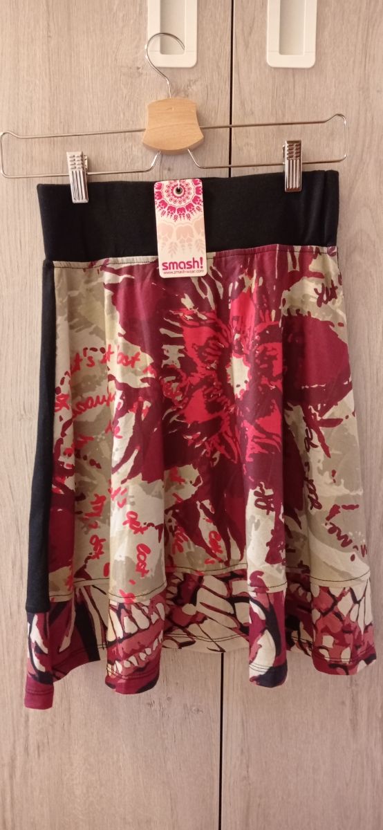 Falda estampada Smash. Talla S.