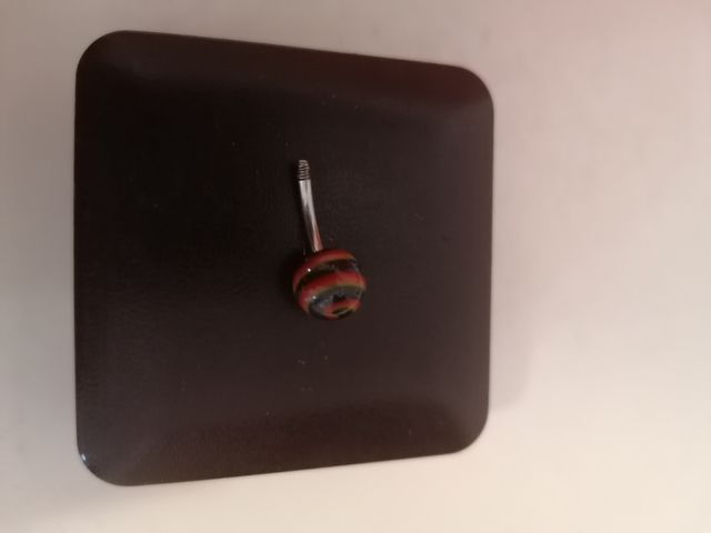 piercing con bola de colores