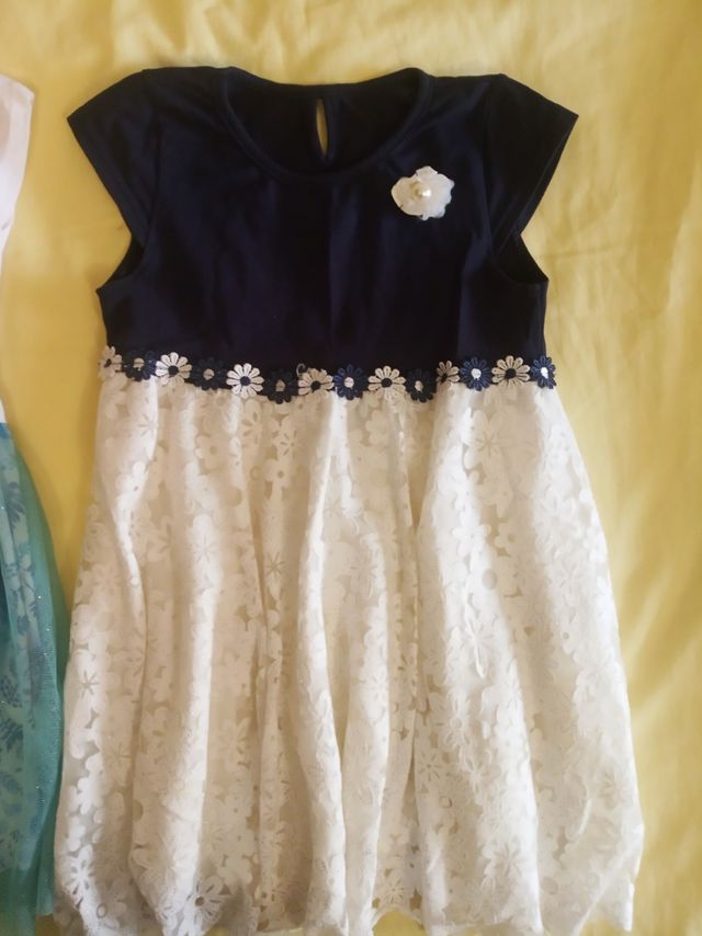 Lote de 3 vestidos talla de 4 a 5 años.