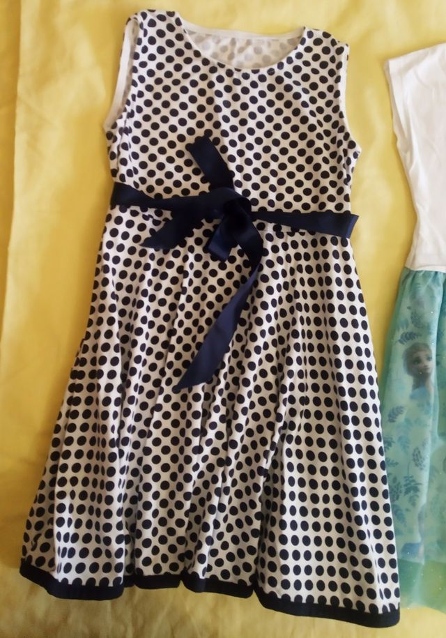 Lote de 3 vestidos talla de 4 a 5 años.