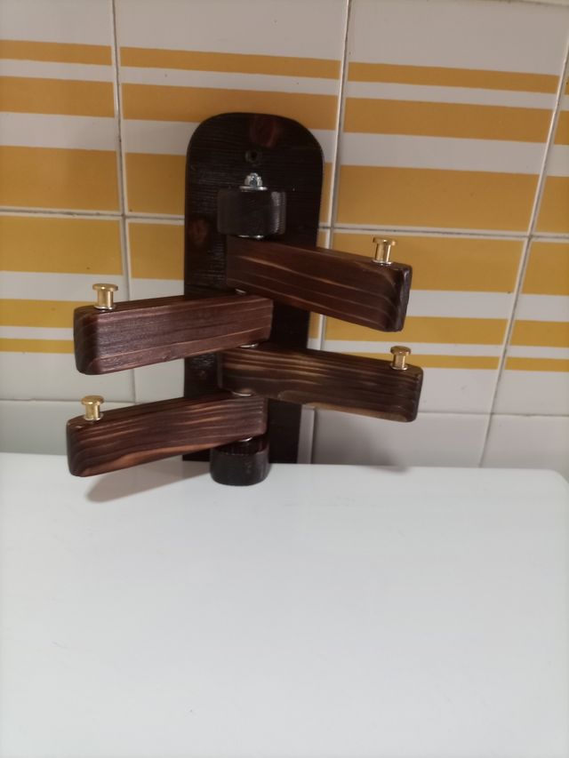 cabide de parede com braços rotativos