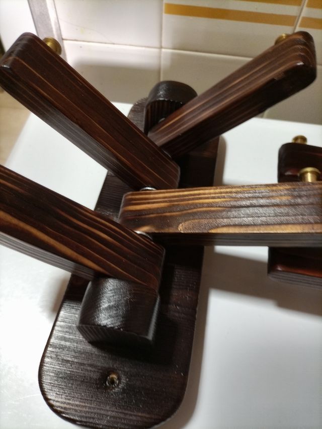 cabide de parede com braços rotativos