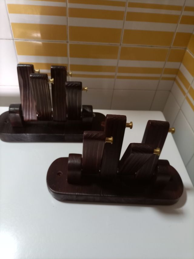 cabide de parede com braços rotativos