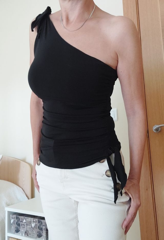 Top negro de un hombro MANGO