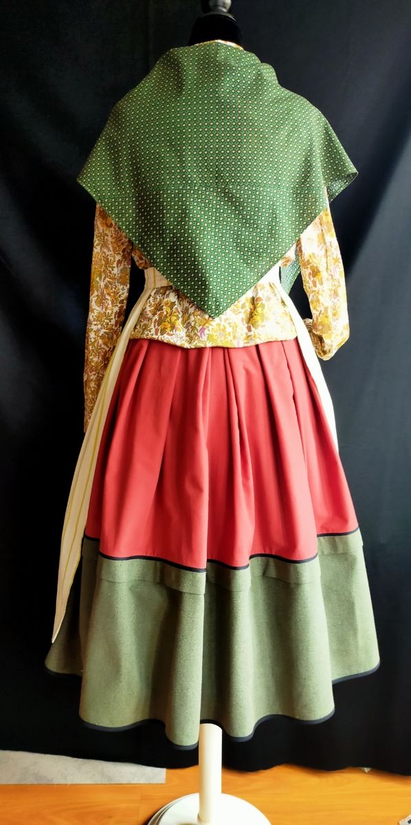 falda y delantal de baserritarra. 14