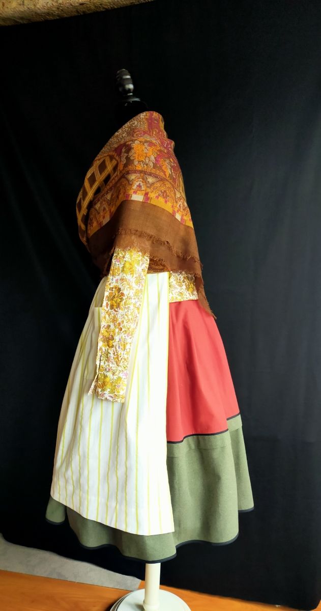 falda y delantal de baserritarra. 14