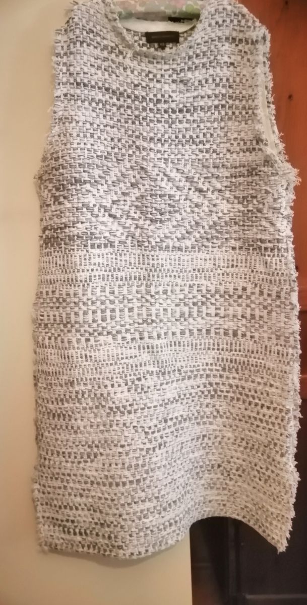 vestido corto de tirante en tejido tweed.