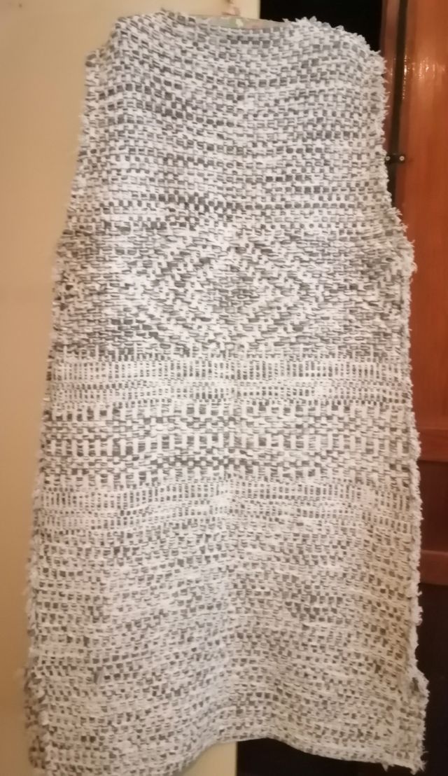 vestido corto de tirante en tejido tweed.