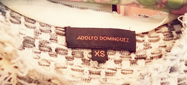 vestido corto de tirante en tejido tweed.