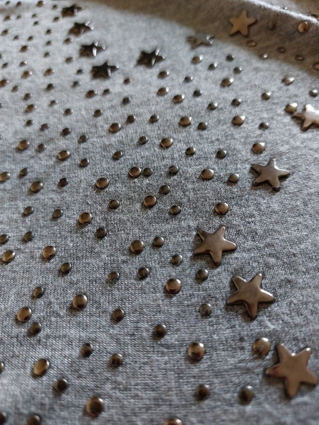 Camiseta gris con tachuelas ONLY (Talla S)