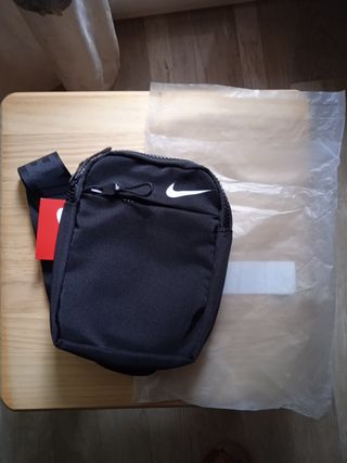 Riñonera nike o bolso(regalo camiseta)