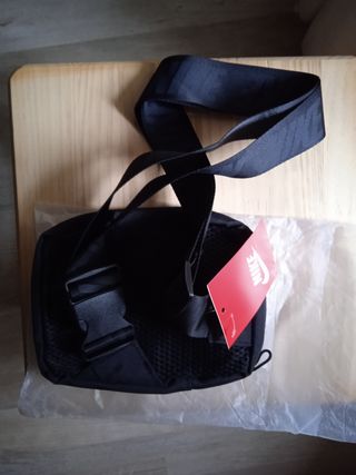 Riñonera nike o bolso(regalo camiseta)