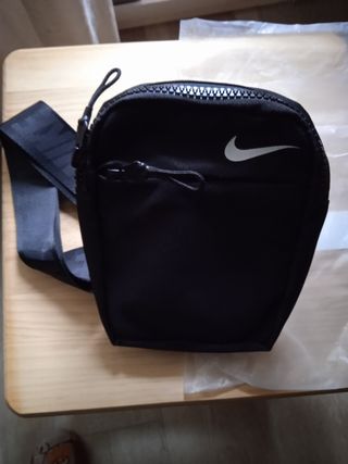 Riñonera nike o bolso(regalo camiseta)