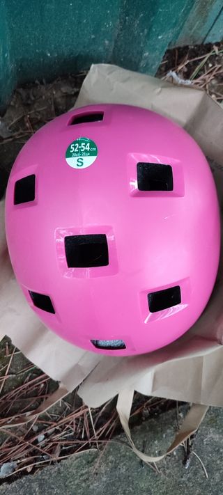 Patines en linea y casco.