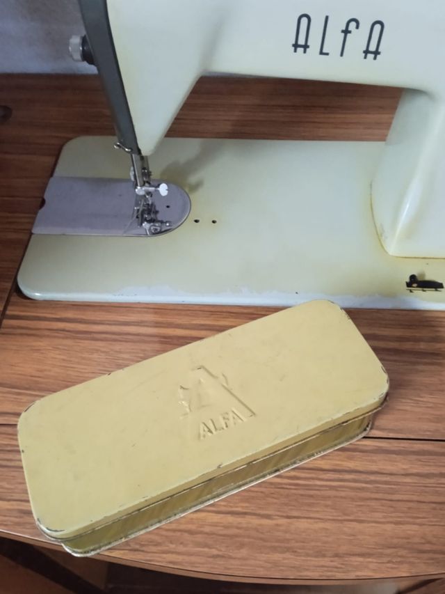 HAZME OFERTA Maquina de coser antigua