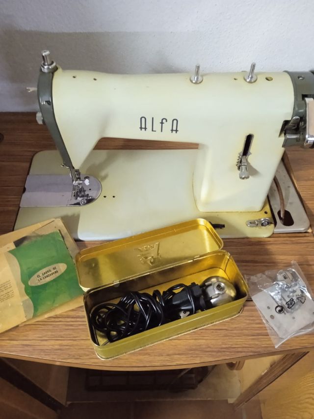 HAZME OFERTA Maquina de coser antigua