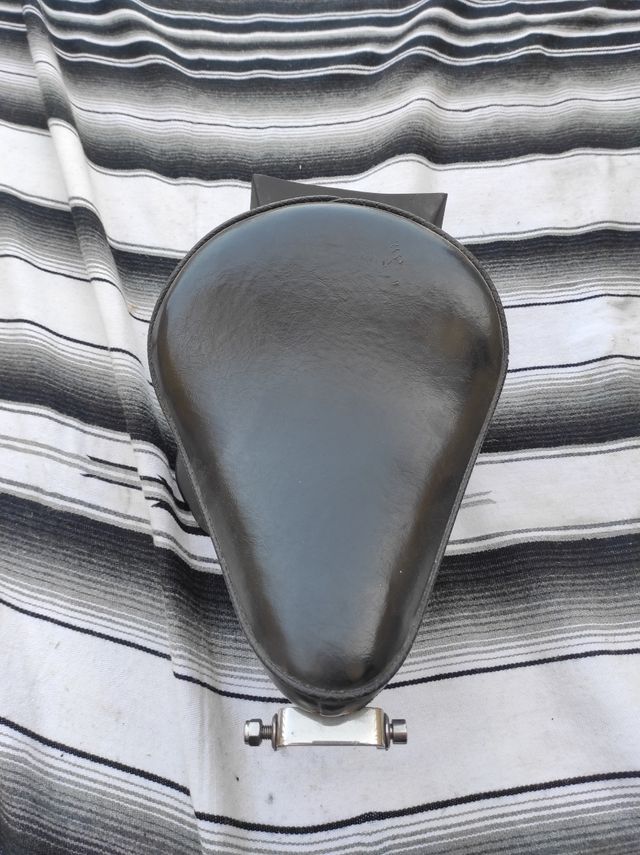 sella monoposto a molle per Harley Davidson