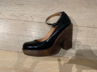 Zapatos negros con plataforma de madera 
