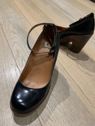 Zapatos negros con plataforma de madera 