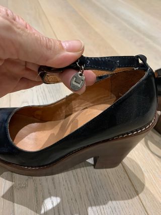 Zapatos negros con plataforma de madera 