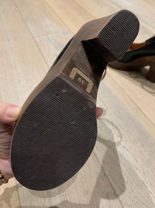 Zapatos negros con plataforma de madera 