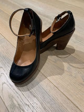 Zapatos negros con plataforma de madera 