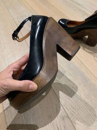 Zapatos negros con plataforma de madera 