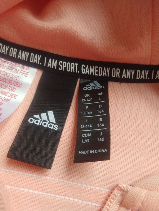 Adidas color salmón