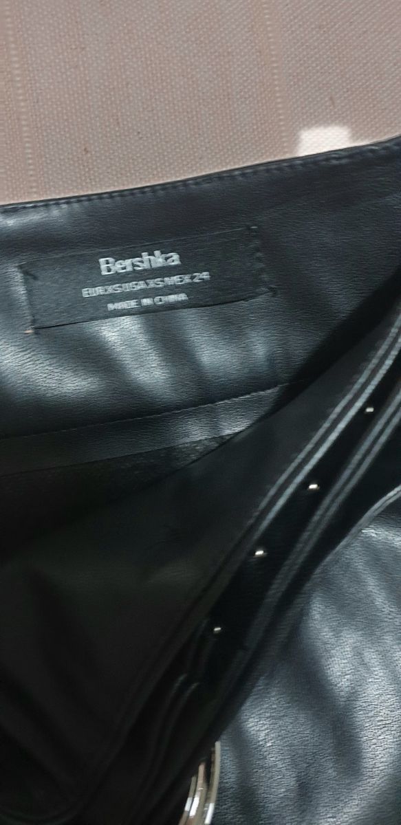 Falda polipiel talla Xs Bershka