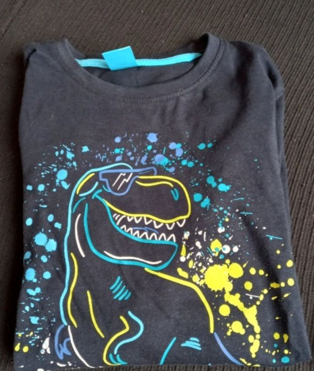 2 camisetas. 5-7 a aprox.