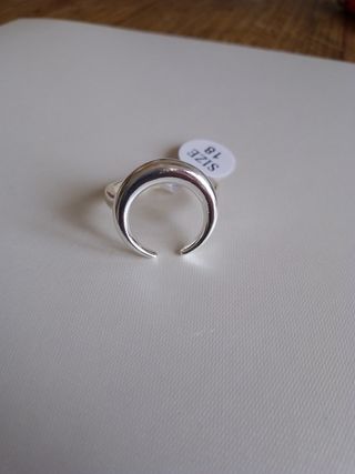 Anillo plateado media luna.