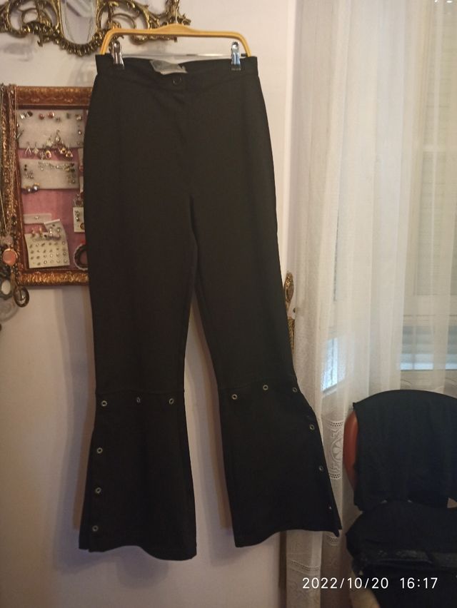 Moderno pantalón a estrenar. pata ancha.