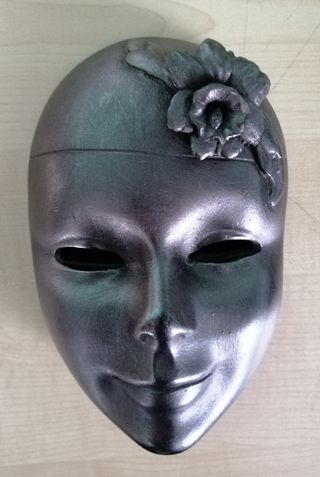            2  "MÁSCARAS" decorativas 