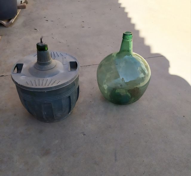 Vende mesa antigua y diferentes antiguedades