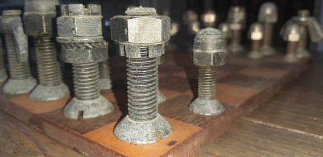 scacchiera fatta di bulloni