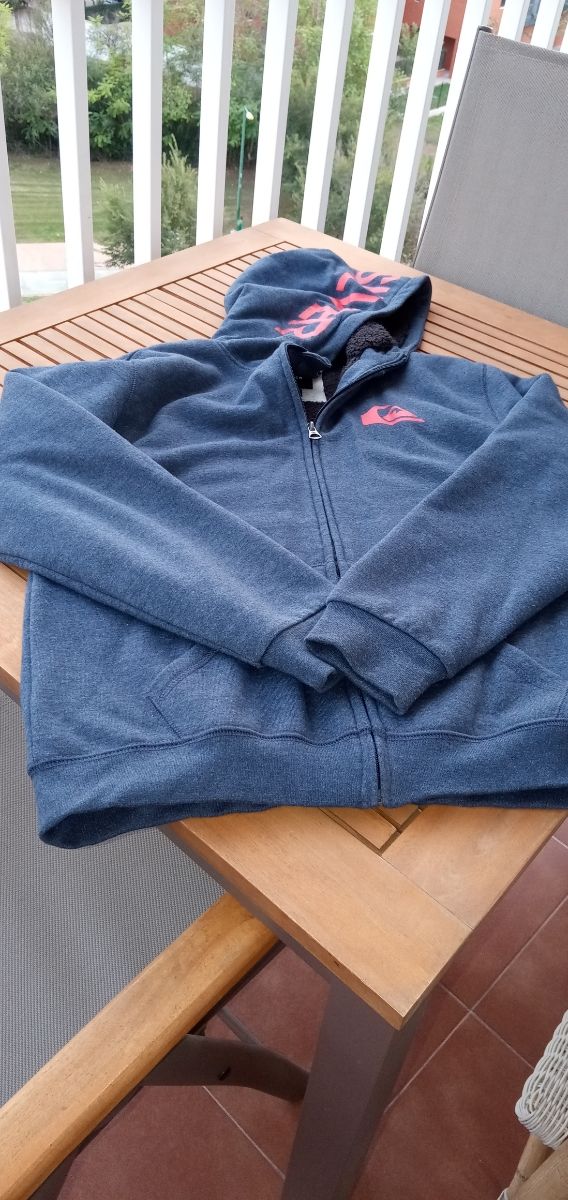 Chaqueta con capucha y forrada. Talla 16