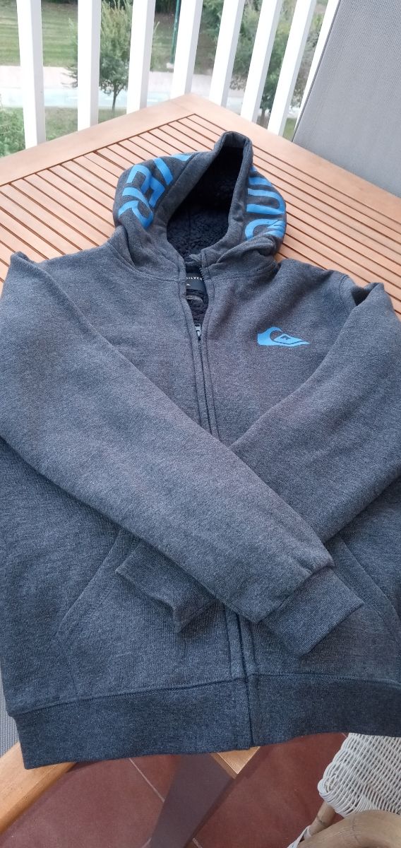 Chaqueta gris con capucha y forro. Talla 16