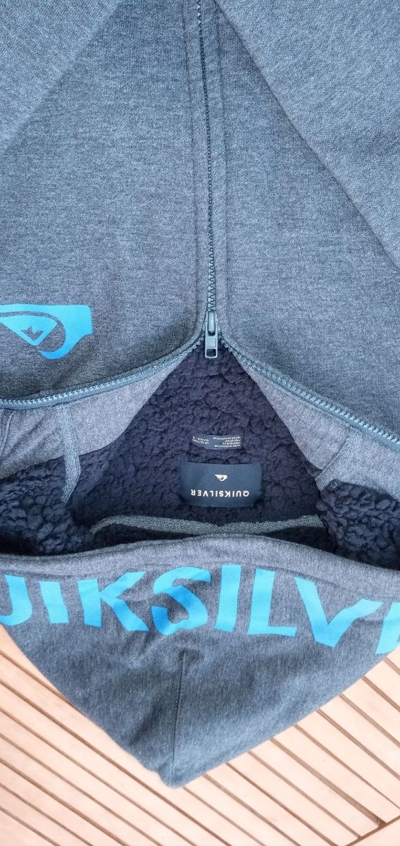 Chaqueta gris con capucha y forro. Talla 16