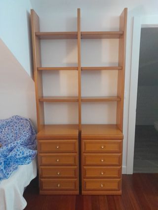 Librería de madera con cajones
