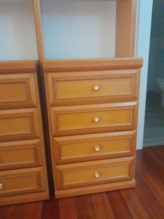Librería de madera con cajones